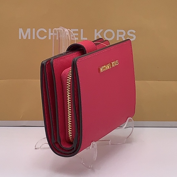 MICHAEL KORS
Medium Crossgrain Leather Wallet
Electric Pink
NWT - Picture 12 of 14